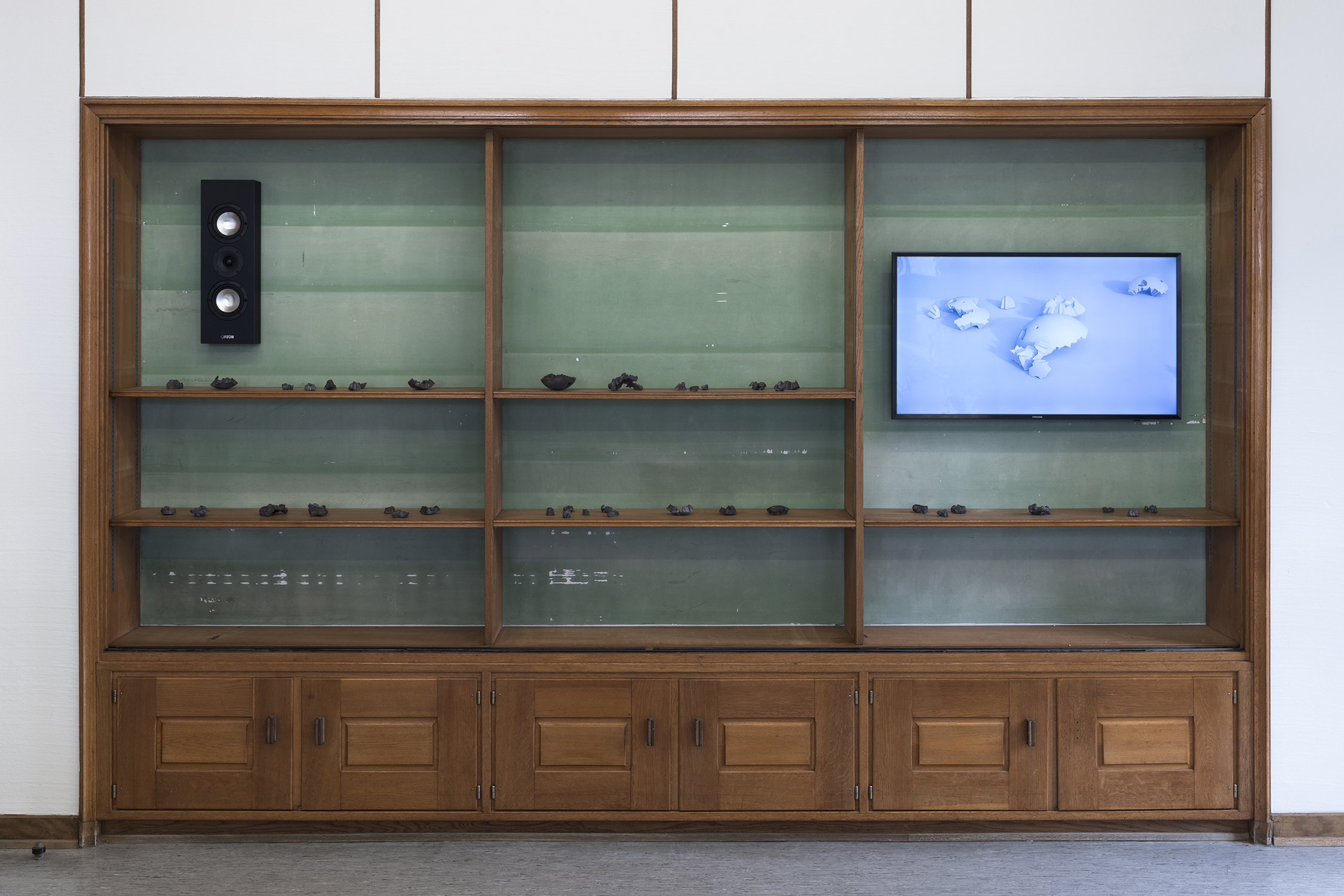 Thomas Julier «A Knife is a Bloody Metaphor»