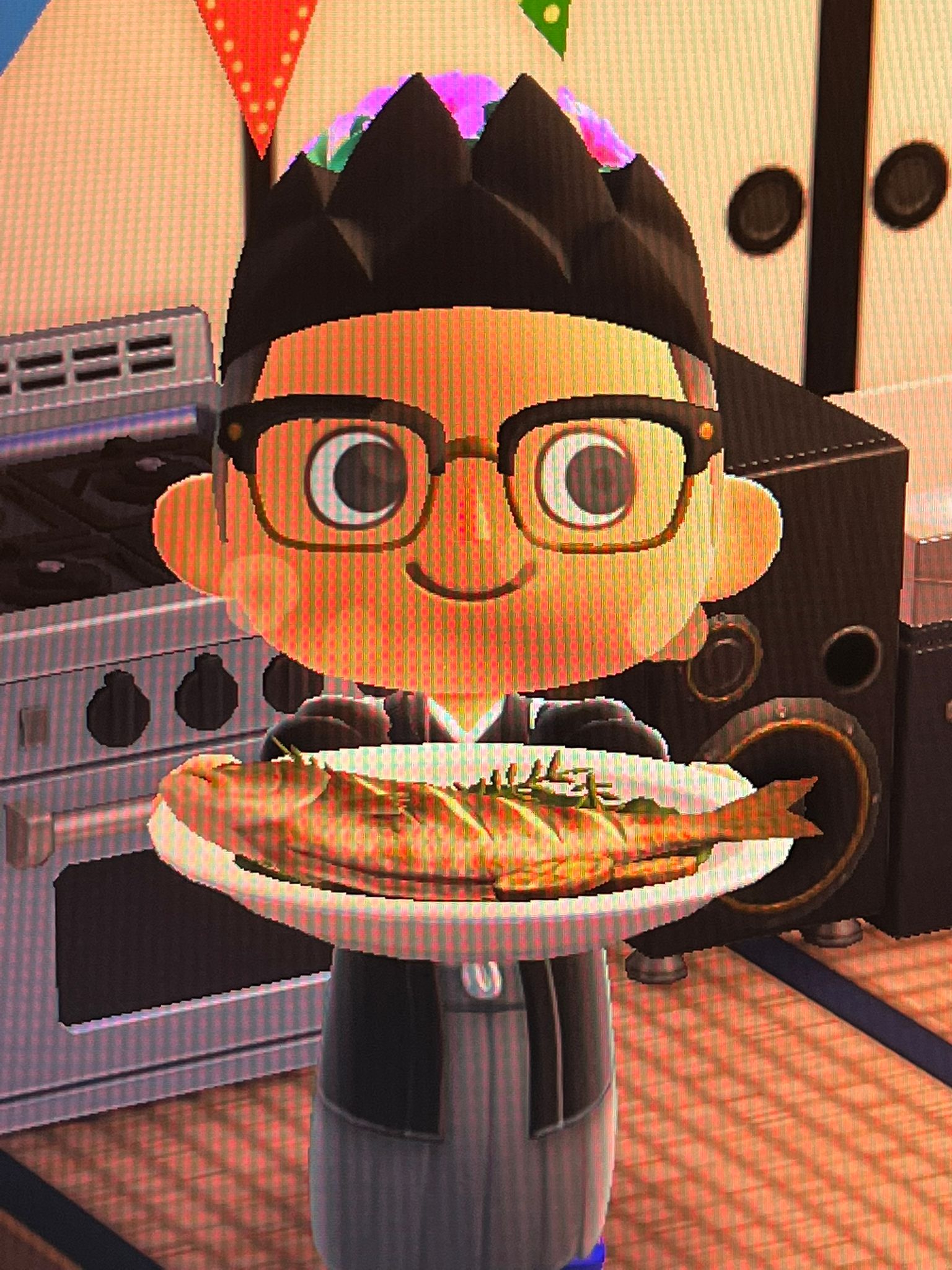 Papa Grandee sourit. Papa Grandee cuisine pour toi et sa famille choisie.